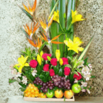 Arreglo Floral con Frutas Akebia