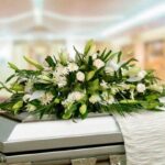 Arreglo Funebre Cubre Caja Con Rosas Blancas y Lirios
