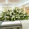Arreglo Fúnebre Cubre Caja Con Rosas Blancas y Lirios