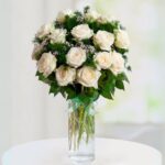 jarron petalos blancos