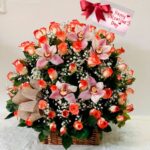 canasta rosas con orquideas