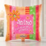 Globo cuadrado de colores naranja, rosa y verde con flor decorativa y texto ánimo recupérate pronto sobre fondo desenfocado