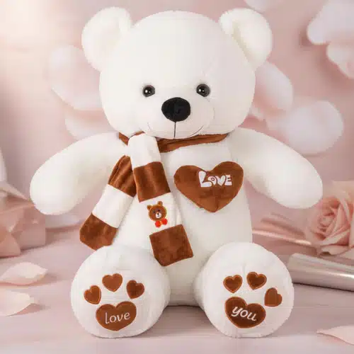 Osito de peluche blanco con bufanda marrón y blanca, corazón en el pecho con la palabra love y huellas en las patas con los textos love y you, sobre fondo rosa con flores