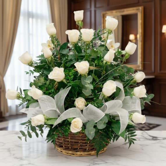 Arreglo Floral Blanco Puro: Rosas y Orquídeas en Cesta Elegante Arreglo floral de rosas blancas y orquídeas en una cesta de mimbre con lazo blanco, sobre una mesa de mármol en un entorno el