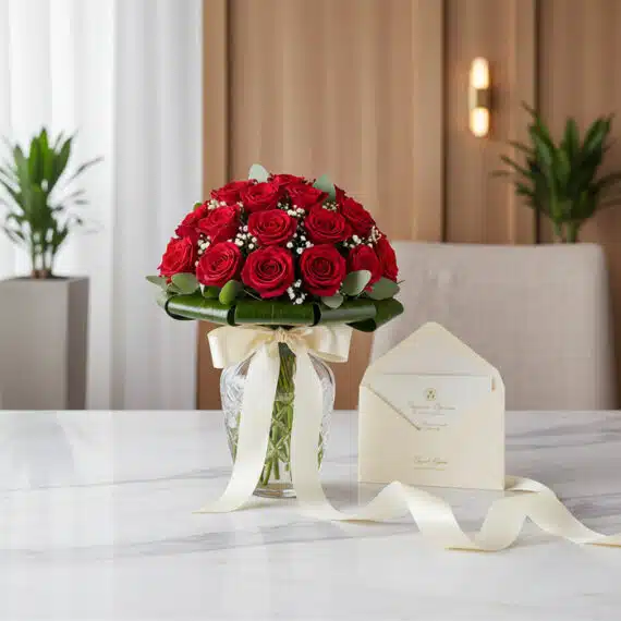 Arreglo floral DOMENICA con 30 rosas rojas frescas en jarrón de cristal, cinta de satén y tarjeta de regalo elegante sobre má