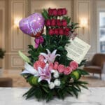 Arreglo floral exótico primaveral con lirios blancos y rosas rosadas, rosas rojas en la parte superior, globo de corazón 'Te