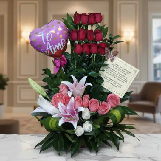 Arreglo floral exótico primaveral con lirios blancos y rosas rosadas, rosas rojas en la parte superior, globo de corazón 'Te