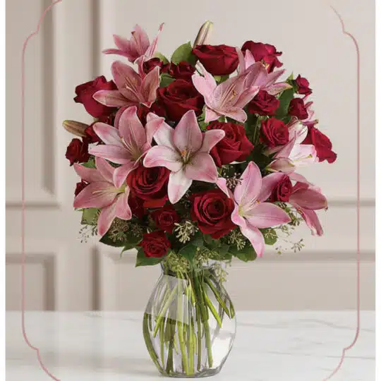 Arreglo floral Nabila con 30 rosas rojas y lirios rosados en un jarrón de cristal, ideal para ecommerce.