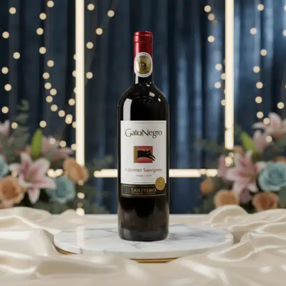 Botella de Vino Gato Negro Cabernet Sauvignon con Arreglo Floral Botella de vino tinto Gato Negro Cabernet Sauvignon en un elegante estudio con arreglo floral y luces cálidas, ideal para eco