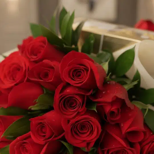 Primer plano extremo de un bouquet de rosas rojas con gotas de rocío, mostrando texturas hiperrealistas y colores vibrantes b