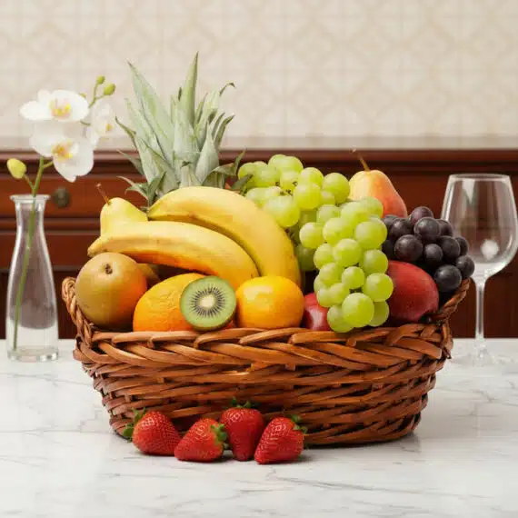 Canasta con Frutas Corvus: Frescura y Elegancia para Regalar Canasta de mimbre con una variedad de frutas frescas como uvas verdes y rojas, plátanos, manzanas, peras, naranjas, kiwi, piñ
