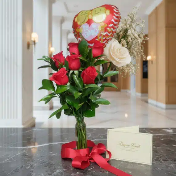 Arreglo floral Solitario con Rosas Me Enamoras, con rosas rojas y una rosa blanca, globo de corazón 'Te Amo' y tarjeta de reg